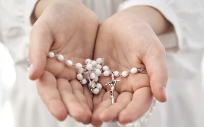 Krzyżyki na komunię – klasyczne symbole wiary dla dzieci