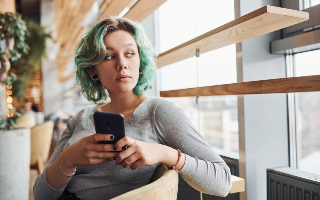 Mózg w trybie alarmowym – dlaczego złe wiadomości przyciągają nas bardziej niż dobre?