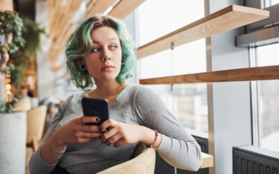 Mózg w trybie alarmowym – dlaczego złe wiadomości przyciągają nas bardziej niż dobre?